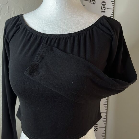 Boo-hoo black crop top with mid length sleeves and gather neckline size 10. - Picture 2 of 9